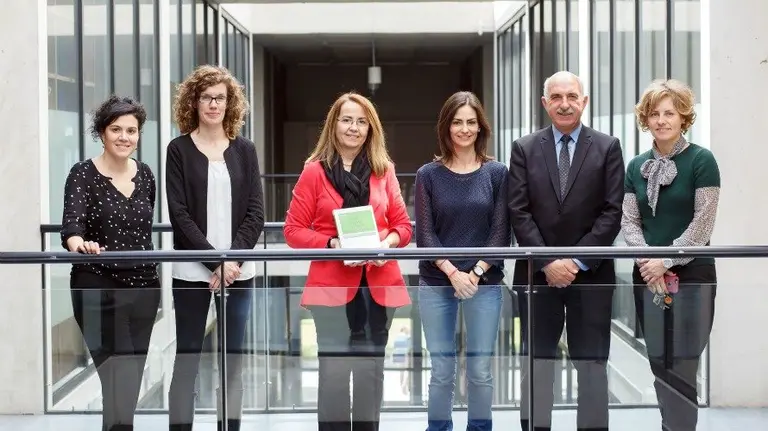 De izq. a dcha Beatriz Rodríguez, Leyre Elizari, María Luisa Arcos (con un ejemplar de la obra), María Jorqui, Javier Blázquez y Natividad Goñi.