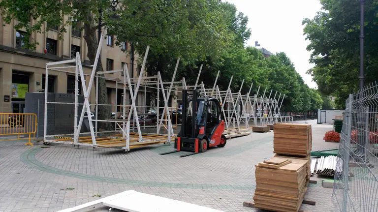 La tómbola de Cáritas se comienza a instalar en Pamplona