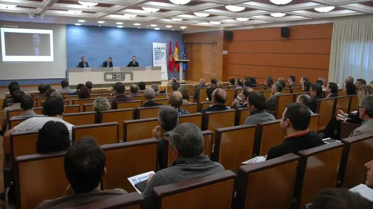 Encuentro de CaixaBank con empresas en una jornada sobre seguridad cibernética en Pamplona.