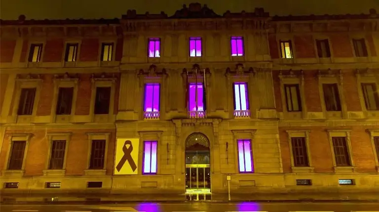 Parlamento de Navarra iluminado de morado en contra de la violencia de género.
