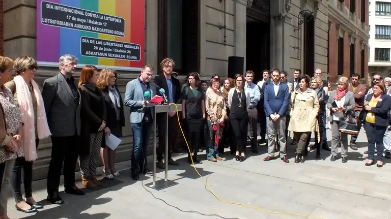 Los partidos y diferentes personalidades se concentran frente al Parlamento de Navarra por el Día contra la Homofobia. S. REDíN