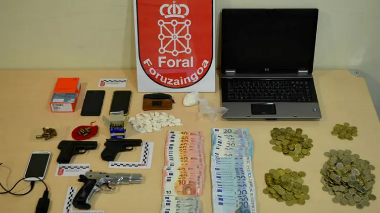 Ingresa en prisión por vender cocaína en un bar de Pamplona y tener tres pistolas en casa.