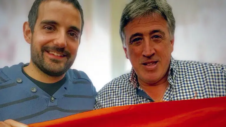 Eneko Compains, uno de los condenados, se fotografía con el alcalde Joseba Asirón, que le brindó su apoyo