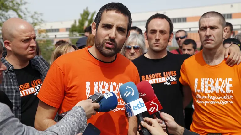 A su salida de la Audiencia Nacional Eneko Compains (en la imagen) ha hablado en nombre de los nueve procesados y ha aclarado en euskera y en castellano: &#34;Ha habido un acuerdo con Fiscalía y con acusaciones, lo que ha derivado en que no se celebre el juicio y si lo hemos firmado es porque nos parece aceptable pero no quiere decir, de ninguna manera, que se haya hecho justicia&#34;. EFE/Mariscal