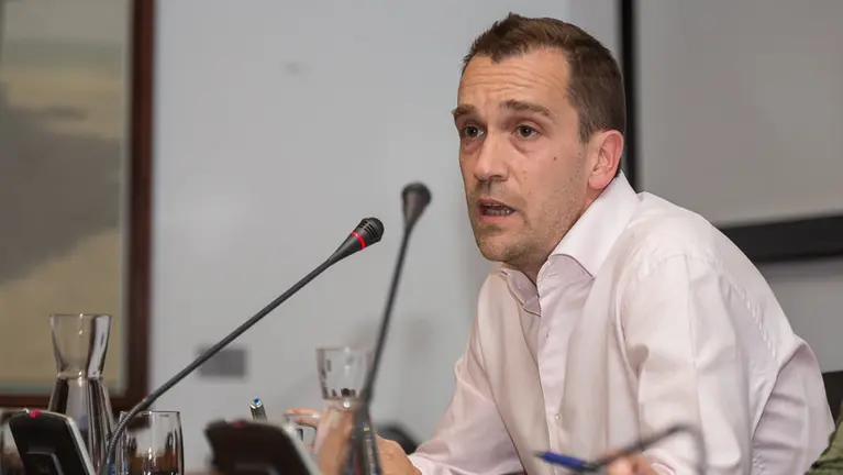 Javier Lacunza, Director-Gerente de la Fundación Baluarte, explica la actividad llevada a cabo en los últimos años en el Baluarte en la comisión de Cultura, Deporte y Juvent (3)