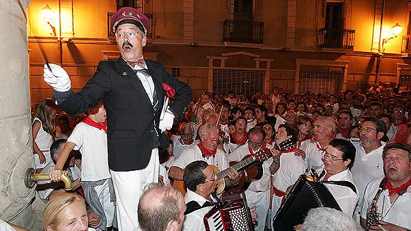 'El Guti' dirigiendo el 'Pobre de mí' en la plaza del Consejo. Archivo.
