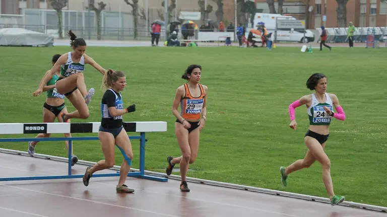 Prueba de atletismo femenino en Larrabide.