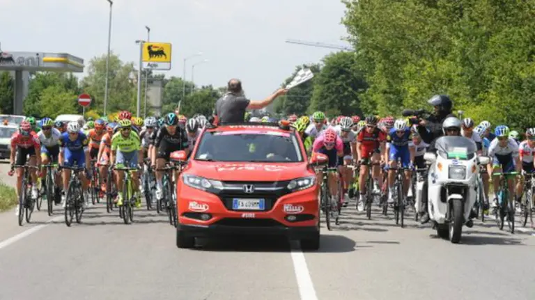 Salida de la etapa del Giro. Twitter.