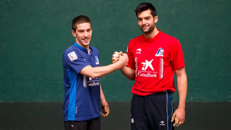 Elección de material en Labrit entre Gorka (rojo) y Mendizabal III. PABLO LASAOSA.