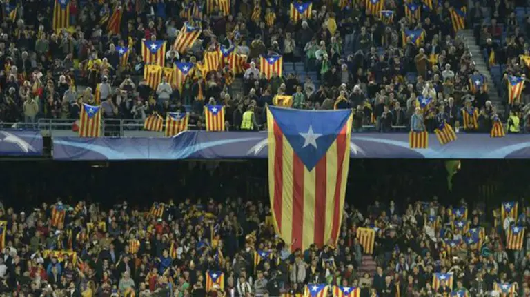 Esteladas en un estadio de fútbol. Twitter.