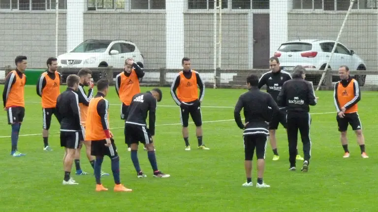 Martín con sus jugadores en Tajonar.