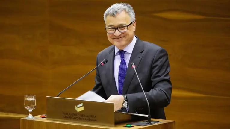 El Defensor del Pueblo, Javier Eneriz, durante una intervención en el Parlamento.