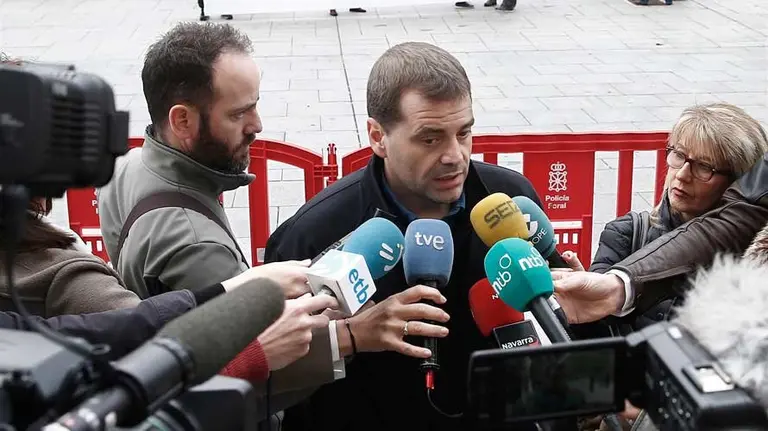 El presidente del comité de empresa de la factoría pamplonesa de ZF-TRW, Josi Álvarez, antes de comenzar el juicio celebrado en el Tribunal Superior de Justicia de Navarra. JESÚS DIGES