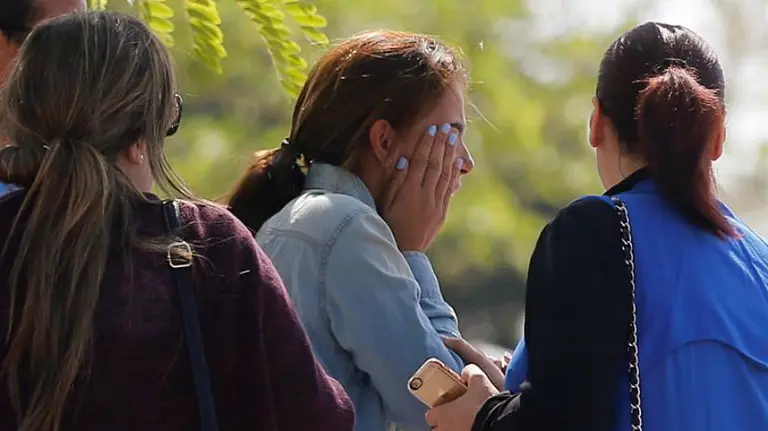 Familiares de los pasajeros del avi&oacute;n de EgyptAir estrellado. EP