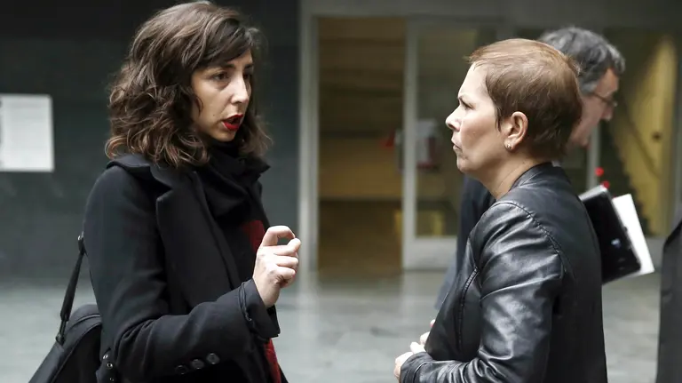 La presidenta del Gobierno de Navarra Uxue Barkos, la parlamentaria de Podemos, Laura Peréz (i), antes de comenzar una sesión de control al Gobierno. EFE/Jesús Diges