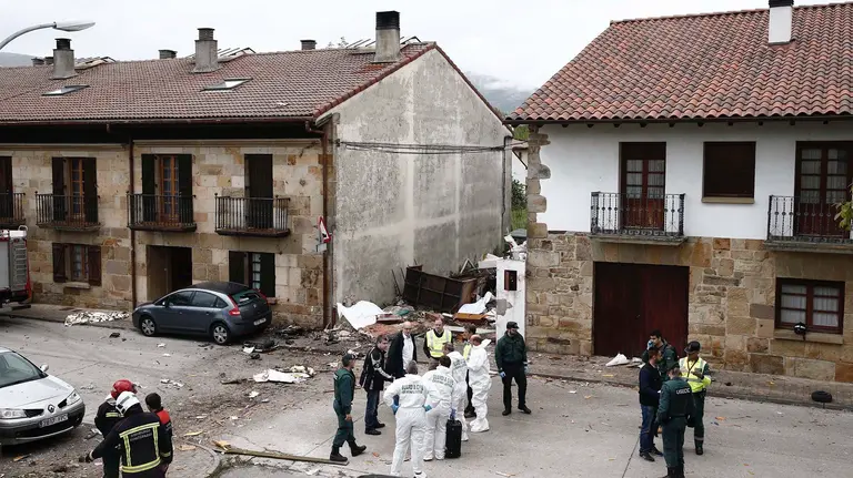 GRA339. ARBIZU (PAMPLONA), 19/05/2016.- Vista del lugar del accidente donde una avioneta se ha estrellado hoy en Arbizu (Pamplona) y en el que han fallecido dos personas. Según las primeras informaciones, podría tratarse de un hombre y una mujer que procedían de Portugal y que se dirigían hacia Hondarribia (Gipuzkoa). EL Gobierno de Navarra ha añadido que los equipos asistenciales no han podido hacer nada por los pasajeros de la avioneta, que han fallecido en el acto y el aparato ha quedado destrozado. EFE/Jesús Diges