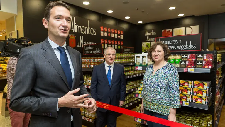 La consejera de Desarrollo Rural, Medio Ambiente y Administración Local, Isabel Elizalde, inaugura el espacio  _Alimentos de Navarra_ en El Corte Inglés de Pamplona.. IÑIGO A (7)