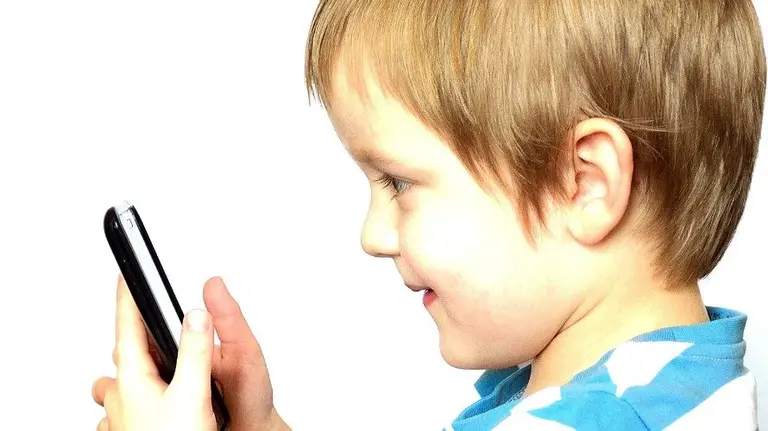 Un niño utilizando un smartphone.