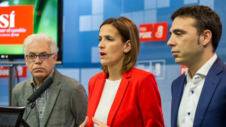 Jesús Mari Fernández, candidato al Congreso, María Chivite, secretaria general del PSN y Toni Magdaleno, candidato al Senado, en la presentación de la candidatura socialista (7)
