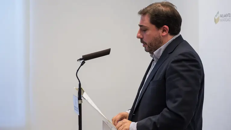 Unai Hualde (Geroa Bai), presidente de la comisión sobre la desaparición de Caja Navarra, en la rueda de prensa posterior a la reunión de la misma. (2). IÑIGO ALZUGARAY