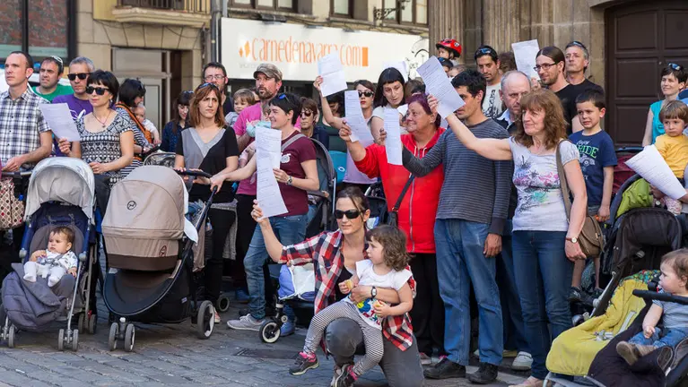 Familias afectadas por las medidas cautelares sobre los cambios en las escuelas infantiles de Pamplona se reúnen a las puertas del Ayuntamiento. (10). IÑIGO ALZUGARAY