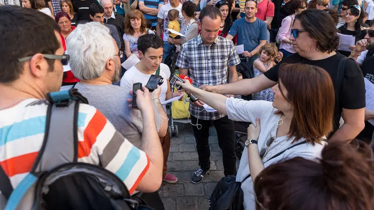 Familias afectadas por las medidas cautelares sobre los cambios en las escuelas infantiles de Pamplona se reúnen a las puertas del Ayuntamiento el pasado 20 de mayo. IÑIGO ALZUGARAY
