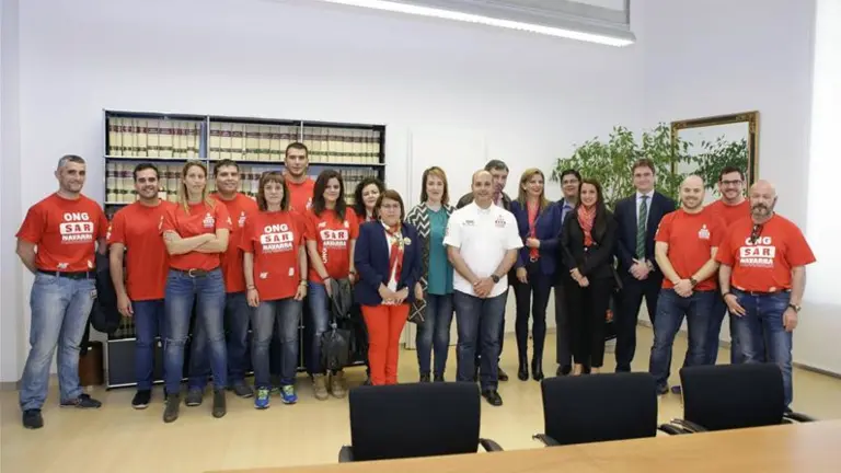 La Presidenta del Parlamento, Ainhoa Aznárez Igarza, y representantes de la asociación SAR Navarra Salvamento, Ayu