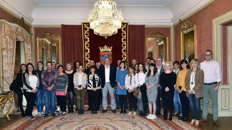 Joseba Asirón, con un grupo de alumnos alemanes de intercambio.
