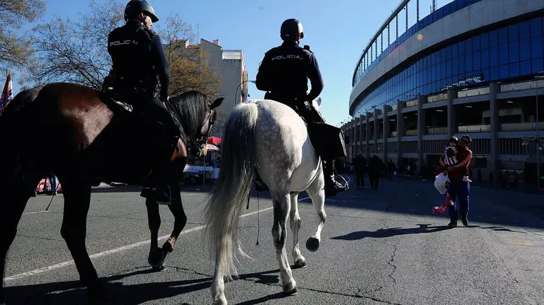 Vigilancia en las afueras del Vicente Calder&oacute;n (Efe).
