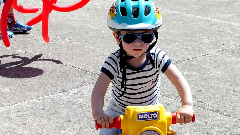 Imagen de un niño jugando durante la fiesta organizada por las familias de las escuelas infantiles reclamando libertad de elección. S. REDíN