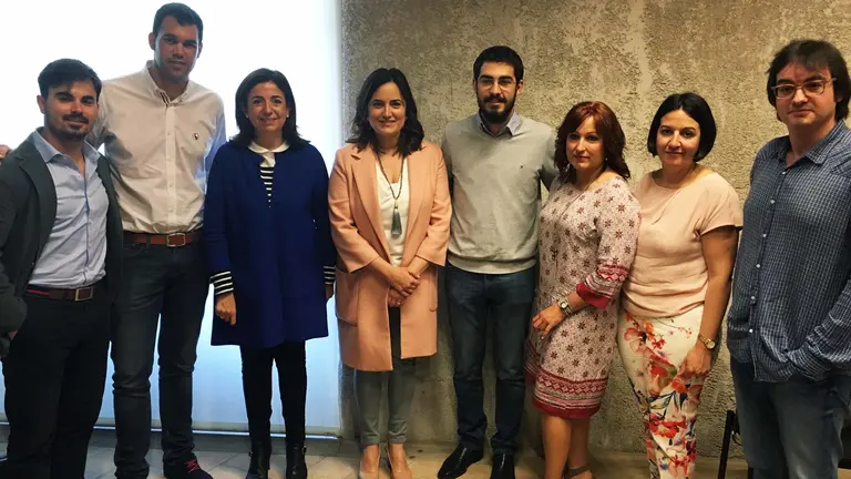 Carlos López, formador físico de actividades extraescolares; el portavoz de Educación del PPN, Javier García; la portavoz de Educación del PP en el Congreso de los Diputados, Sa