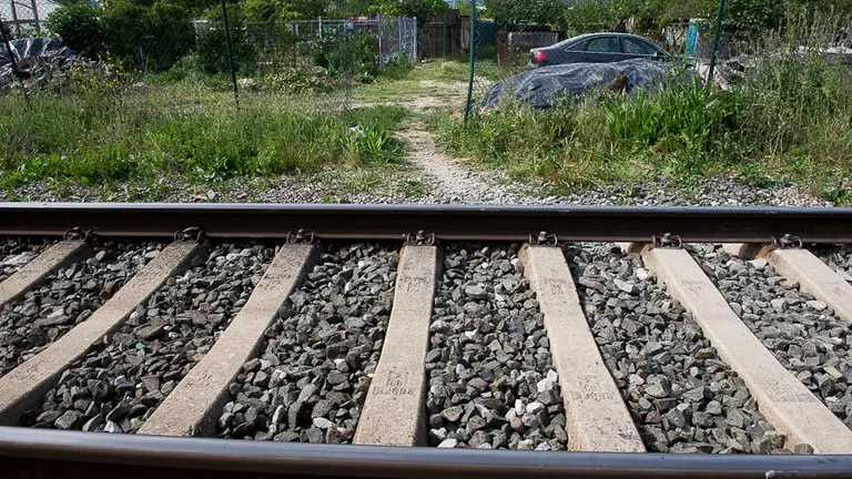 Lugar por el que la niña accedió a las vías del tren. PABLO LASAOSA