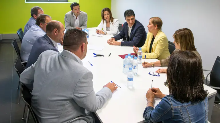 La presidenta de Navarra, Uxue Barkos, con los representantes de los empresarios de la Ribera.