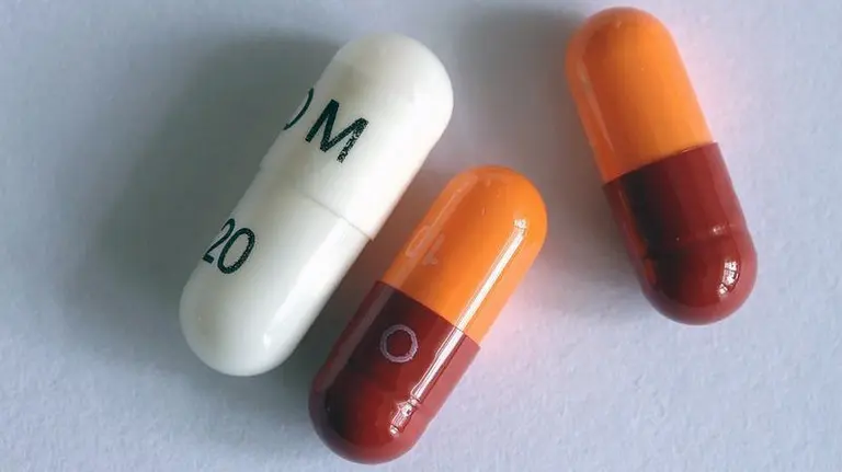 Pastillas protectoras del estómago Omeprazol. (EP).
