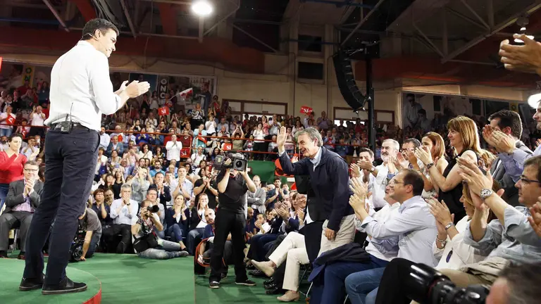 GRA090 MADRID,22/5/2016.- El secretario general del PSOE y candidato a la presidencia del Gobierno, se dirige al expresidente José Luis Rodrñiguez Zapatero,d., durante su intervención en el acto de campaña celebrado hoy para presentar las candidaturas con las que los socialistas concurren a las elecciones generales del 26 de junio. EFE/Angel Sánchez