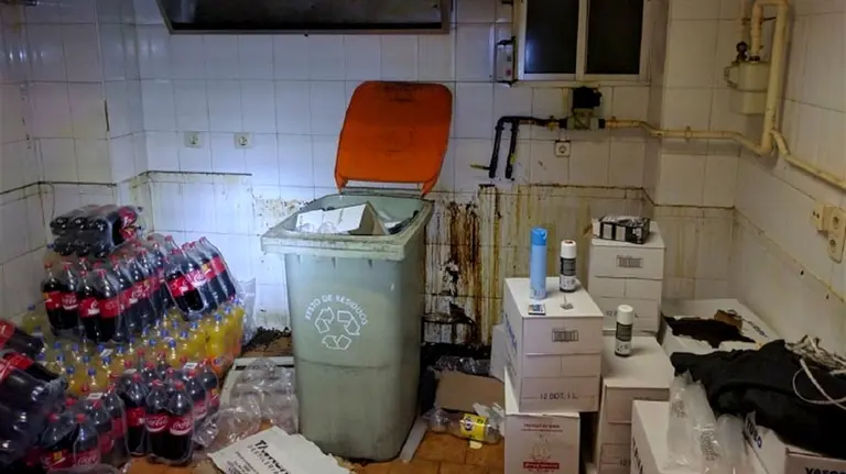 Desalojada una fiesta ilegal con menores y sus profesores en un local con cucarachas.