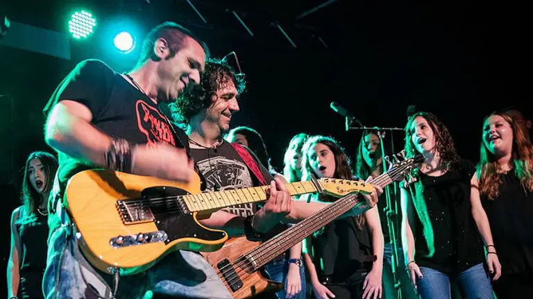 El Orfeón Pamplonés y El Desván actuarán este martes a bordo del Kulturbus. /ANA MORENO