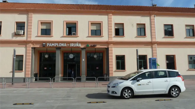 Un taxi estacionado delante de la estación de tren de Pamplona.