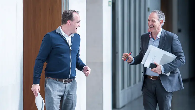 Javier Esparza, de UPN, junto a Adolfo Araiz, de EH Bildu. PABLO LASAOSA