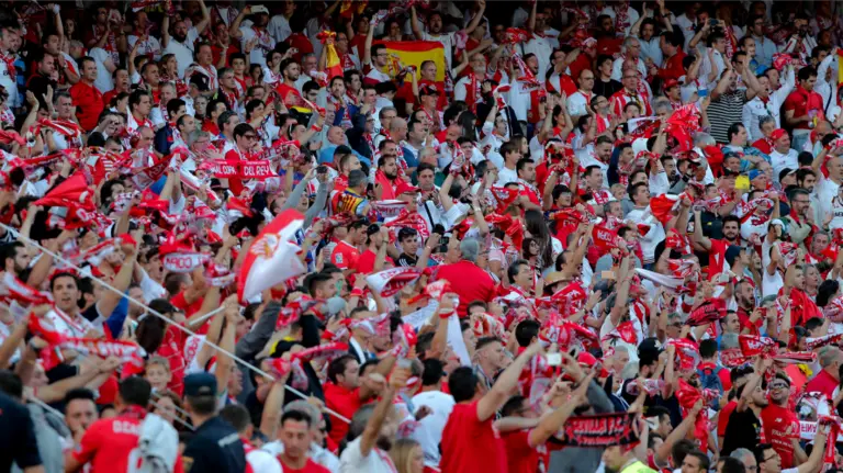 La afici&oacute;n del Sevilla FC en las gradas del estadio Vicente Calder&oacute;n, en Madrid, donde esta noche se disputa la final de la Copa del Rey entre el Sevilla FC y el FC Barcelona. EFE