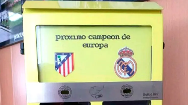 Carmena instala papeleras para votar con colillas quién ganará la Champions. OKDIARIO