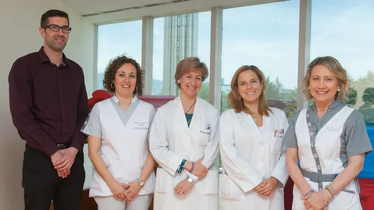 Equipo investigador (de izquierda a derecha): Javier Garro, técnico coordinador de la Unidad de Ensayos Clínicos, la enfermera Guadalupe Sánchez, la Dra. Rocío Sánchez-Carpintero, la Dra. Maite Garriz y María José Yániz, enfermera.