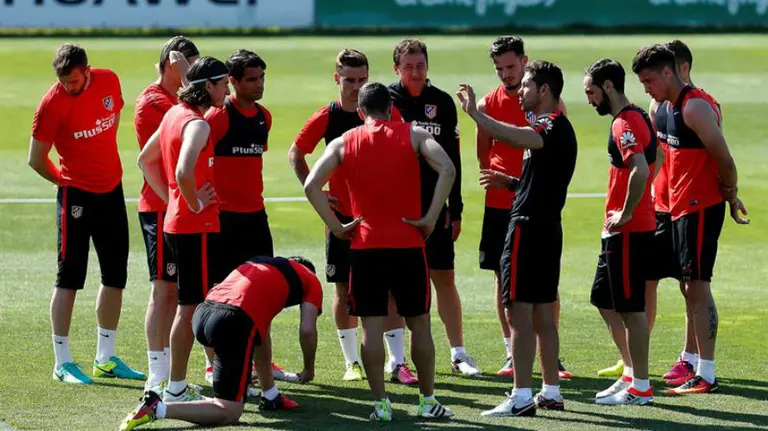 Simeone con sus jugadores en Majadahonda. Efe.
