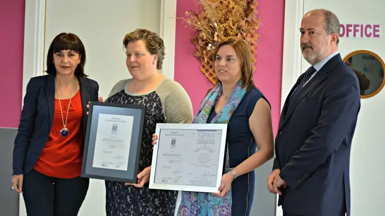 Acto de entrega del certificado de calidad de los colegios de Milagro y Azagra, con la presencia de los alcaldes de las localidades, Yolanda Ibáñez e Ignacio Gutiérrez.