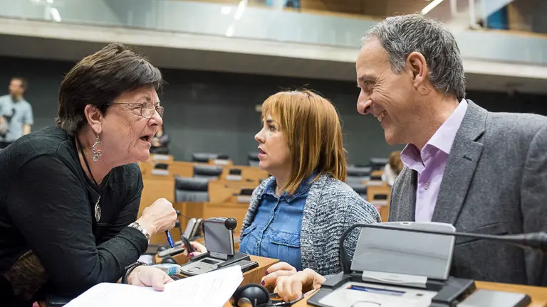 La consejera Beaumont junto a Ainhoa Aznárez y Adolfo Araiz. PABLO LASAOSA