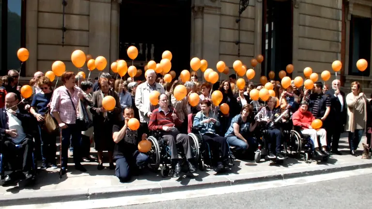 Suelta de globos en el Parlamento por el Día Mundial de la Esclerosis Múltiple. S. REDíN
