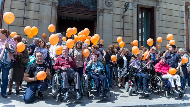 Suelta de globos al cielo de Pamplona para celebrar el día de la Esclerosis Múltiple(4). IÑIGO ALZUGARAY