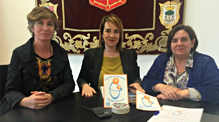 La presidenta del Parlamento foral Ainhoa Aznárez junto a Susana Urzaiz Santos y Montserrat Port Gimeno.