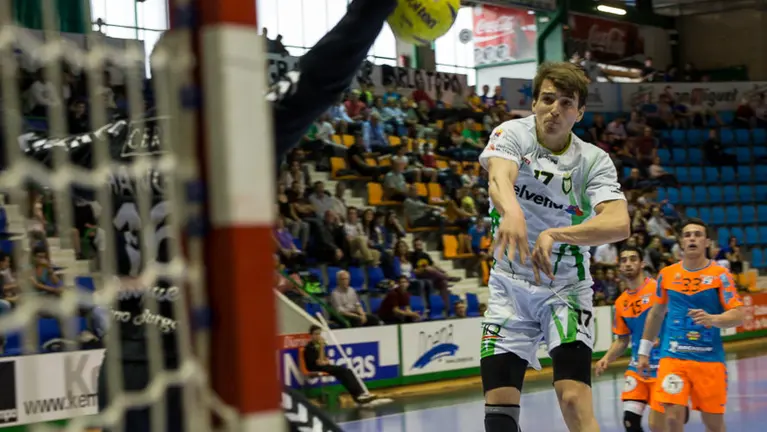 Partido entre Helvetia Anaitasuna y Villa de Aranda disputado en La Catedral de balonmano pamplonesa. (11). IÑIGO ALZUGARAY