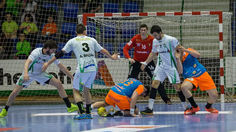 Partido entre Helvetia Anaitasuna y Villa de Aranda disputado en La Catedral de balonmano pamplonesa. (15). IÑIGO ALZUGARAY